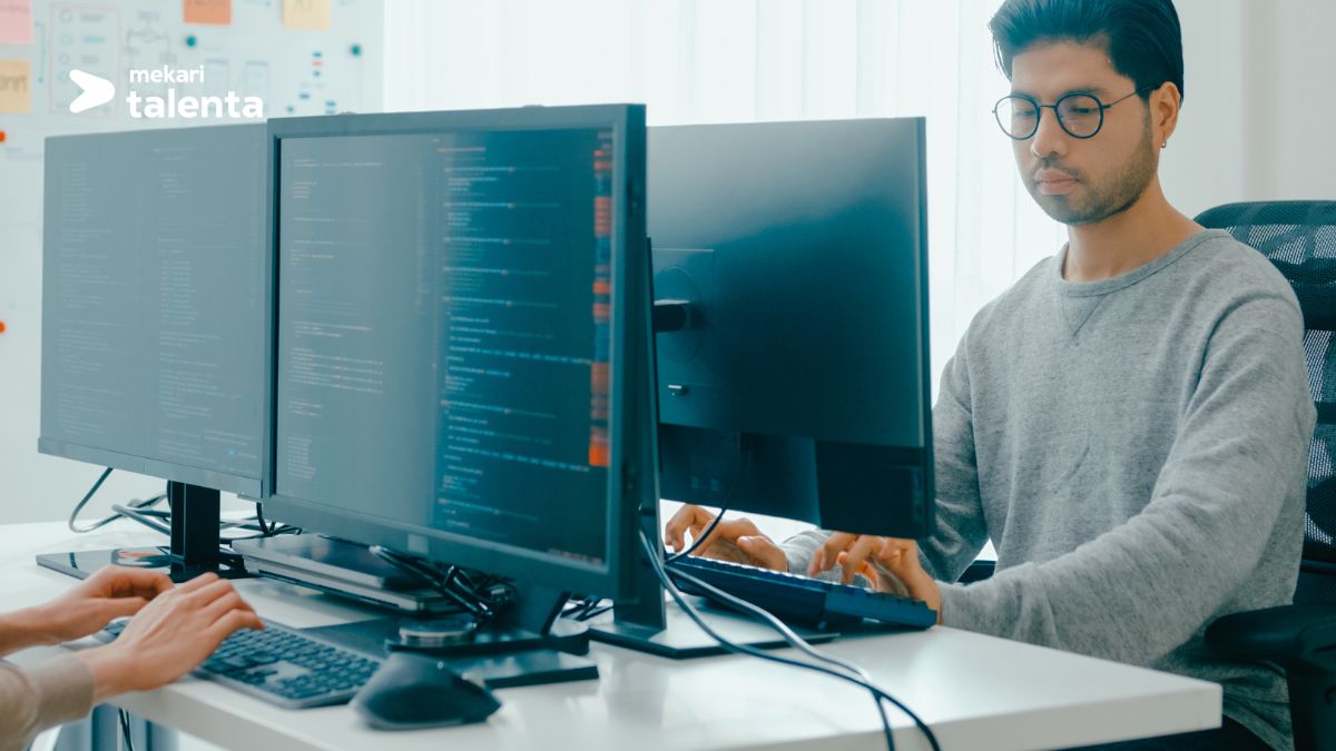 Transformasi fungsi HR di perusahaan besar hanya dapat tercapai dengan dukungan aplikasi HR modern yang mampu mengelola kompleksitas operasional sekaligus memberikan insight strategis bagi pengambilan keputusan. Dengan skala karyawan yang masif, kebutuhan multi-entitas, serta tuntutan integrasi lintas sistem, perusahaan enterprise membutuhkan solusi HR yang tidak hanya lengkap, tetapi juga terukur, aman, dan sesuai regulasi Indonesia. Dari berbagai pilihan yang tersedia, Mekari Talenta tampil sebagai solusi paling relevan untuk perusahaan besar di Indonesia, sementara platform global seperti Workday, SAP SuccessFactors, dan Oracle HCM Cloud menjadi komparasi yang kuat bagi perusahaan dengan operasi lintas negara. Dengan pemilihan aplikasi yang tepat, proses implementasi yang matang, dan fokus pada adopsi pengguna, perusahaan dapat mendorong HR bergerak dari fungsi administratif menuju peran strategis yang memberikan nilai nyata bagi bisnis.