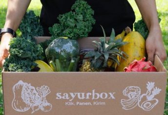 An employee of Sayurbox is showcasing their fresh products