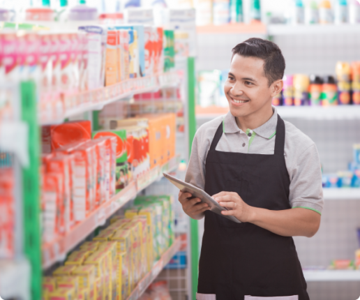 Seorang karyawan di perusahaan retail sedang melakukan pencatatan barang