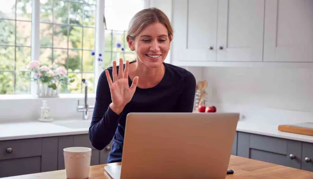 Berkomunikasi online saat work from home