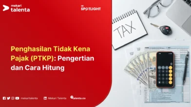 Sebuah kalkulator sedang digunakan untuk menghitung pajak, dikelilingi oleh dokumen perpajakan, uang tunai, dan alat tulis, di atas meja dengan latar belakang merah.
