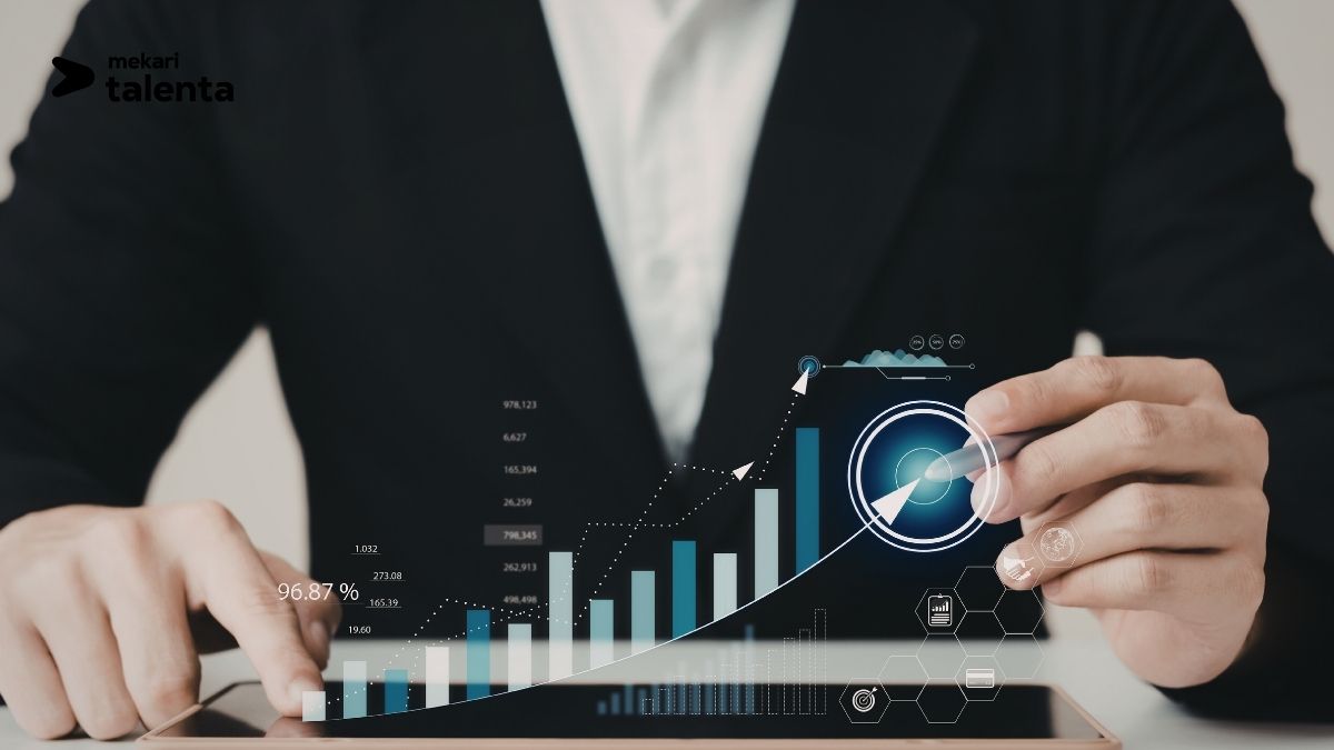 Maret 2026 bisa dibilang โdouble workload seasonโ untuk tim HR dan payroll. Di satu sisi, ada deadline SPT Tahunan Orang Pribadi pada 31 Maret 2026 yang membuat perusahaan perlu menyiapkan dan mendistribusikan Form 1721-A1 ke karyawan tepat waktu.
Di saat yang sama, HR juga sudah masuk fase persiapan dan pembayaran THR menjelang Ramadan/Idulfitri. Secara ketentuan, THR wajib dibayarkan paling lambat H-7 sebelum Hari Raya Keagamaan, sehingga di 2026 biasanya jatuh di awal hingga pertengahan Maret (sekitar 11โ12 Maret), tergantung penetapan hari rayanya.
Artinya, masa paling sibuk HR berada di awal sampai pertengahan Maret ketika payroll rutin, pajak, dan THR harus jalan paralel.
Di periode ini HR tidak hanya menghitung gaji bulanan, tapi juga mengamankan akurasi data penghasilan untuk pajak, menghadapi lonjakan pertanyaan karyawan soal pajak dan THR, serta menjaga kepatuhan terhadap deadline yang ketat.
Kalau workflow masih manual dan datanya tersebar, risiko telat, revisi, sampai non-compliance jadi jauh lebih tinggi.
Mengapa SPT Tahunan & THR Bisa Menjadi Double Workload bagi HR?
1. Payroll tetap berjalan di tengah periode pajak dan THR
Mau tidak mau, payroll bulanan tetap harus selesai tepat waktu. Masalahnya, pekerjaan SPT dan THR โmenumpangโ di atas proses payroll yang sudah kompleks.
Ketika payroll tidak bisa berhenti, tambahan proses apa pun akan terasa sebagai beban ekstra, apalagi jika masih ada banyak rekonsiliasi manual.
2. Validasi data pajak meningkat secara signifikan
Menjelang distribusi Form 1721-A1, HR perlu memastikan data penghasilan, tunjangan, dan potongan pajak benar-benar konsisten.
Di banyak perusahaan, validasi ini bisa berulang karena data payroll, absensi, dan pajak tidak sinkron. Satu angka yang berbeda saja bisa memicu koreksi berantai: hitung ulang, revisi slip, sampai revisi dokumen pajak.
3. Konsistensi data penghasilan harus dijaga
THR menambah โlapisanโ data penghasilan di periode yang sama. HR perlu menjaga keselarasan antara payroll history, kalkulasi THR, dan ringkasan penghasilan yang menjadi basis SPT.
Kalau ada komponen yang tercatat di payroll tetapi tidak masuk ke ringkasan pajak (atau sebaliknya), dampaknya bukan cuma pertanyaan dari karyawan, tapi juga potensi pembetulan administrasi.
4. Proses manual memperparah kompleksitas
Workflow manual biasanya berarti kerja lintas sistem: payroll di satu tempat, pajak di tempat lain, plus exportโimport data dan koreksi berulang.
Di minggu-minggu paling padat, proses seperti ini sering jadi bottleneck: pekerjaan terasa โtidak ada habisnyaโ karena HR menghabiskan waktu untuk mindahin data, cek ulang, dan mengejar error.
Baca juga: Panduan Bukti Potong PPh 21: Jenis, Format, Contoh, dan Cara-Caranya
Tantangan Ketika Payroll dan PPh 21 Tidak Dikelola Secara Terstruktur
Ketika payroll, pajak, dan THR dikelola dalam workflow yang tidak terstruktur, tim HR biasanya harus bekerja lebih keras untuk memastikan semuanya tetap berjalan tepat waktu.
Hal ini sering terjadi ketika payroll dan pengelolaan pajak berada di sistem atau file yang berbeda, sehingga proses validasi dan pelaporan membutuhkan banyak langkah tambahan.
Alih-alih fokus pada pengelolaan SDM atau pengambilan keputusan strategis, HR justru menghabiskan banyak waktu untuk melakukan pengecekan ulang data, rekonsiliasi manual, dan memperbaiki kesalahan administrasi.
Dalam periode sibuk seperti Maret, ketika SPT Tahunan dan THR berjalan bersamaan, ketidakteraturan ini bisa memperbesar risiko kesalahan sekaligus memperlambat seluruh proses payroll dan pelaporan pajak.
1. Data Payroll dan Pajak Tidak Sinkron
Salah satu tantangan terbesar muncul ketika data payroll dan data pajak berada di tempat yang berbeda. Dalam kondisi seperti ini, HR harus melakukan rekonsiliasi manual sebelum pelaporan pajak dilakukan.
Beberapa masalah yang sering muncul antara lain:
mismatch pada komponen penghasilan, seperti tunjangan atau bonus yang tercatat di payroll tetapi tidak tercermin di laporan pajak,
perbedaan data antara payroll history dan ringkasan penghasilan tahunan,
risiko kesalahan pelaporan pajak karena data tidak sepenuhnya konsisten.
Ketika tidak ada single source of truth, HR terpaksa menghabiskan banyak waktu untuk melakukan validasi data satu per satu. Waktu yang seharusnya digunakan untuk pengelolaan strategi HR justru tersita untuk pekerjaan administratif yang repetitif.
Dampaknya terhadap operasional cukup signifikan. Proses pelaporan menjadi lebih lambat, dan jika ditemukan perbedaan data di tahap akhir, HR harus melakukan revisi yang bisa memakan waktu tambahan.
2. Form 1721-A1 Tidak Siap untuk Didistribusikan
Form 1721-A1 menjadi dokumen penting yang harus diterima karyawan sebelum mereka melaporkan SPT Tahunan. Namun, jika perhitungan PPh 21 belum benar sejak awal, proses distribusi dokumen ini sering kali tertunda.
Dalam praktiknya, HR mungkin perlu melakukan beberapa langkah tambahan seperti:
merevisi perhitungan pajak,
mengedit form secara manual,
memperbaiki data penghasilan sebelum dokumen bisa dibagikan.
Proses ini tidak hanya menambah beban kerja HR, tetapi juga bisa menyebabkan keterlambatan distribusi Form 1721-A1. Padahal, banyak karyawan sudah menunggu dokumen tersebut untuk melaporkan SPT Tahunan mereka sebelum deadline.
3. Tidak Ada Kepastian Perhitungan Pajak Sudah Benar
Tidak semua perusahaan memiliki tax specialist di dalam tim HR atau payroll. Dalam banyak kasus, HR harus mengelola perhitungan PPh 21 dengan mengandalkan pengalaman atau referensi internal.
Situasi ini sering menimbulkan ketidakpastian, seperti:
apakah perhitungan pajak sudah sesuai dengan regulasi terbaru,
apakah semua komponen penghasilan sudah dihitung dengan benar,
apakah ada kesalahan yang baru akan ditemukan setelah pelaporan dilakukan.
Ketidakpastian inilah yang membuat periode Maret terasa sangat berat bagi banyak tim HR. Selain harus menyelesaikan payroll dan THR, mereka juga harus memastikan bahwa seluruh perhitungan pajak sudah benar sebelum dokumen dibagikan kepada karyawan.
4. Risiko Keterlambatan dan Penalti DJP
Semua tantangan di atas pada akhirnya bermuara pada satu konsekuensi yang sama: meningkatnya risiko keterlambatan pelaporan.
Deadline pelaporan SPT Tahunan dari DJP bersifat ketat. Ketika workflow payroll dan pajak masih manual, setiap tahap proses akan memakan waktu lebih lama.
Masalahnya, periode ini juga bertepatan dengan proses perhitungan dan pembayaran THR. Ketika dua proses besar ini berjalan bersamaan, tekanan operasional pada tim HR meningkat secara signifikan.
Semakin panjang workflow yang harus dilalui, semakin besar pula kemungkinan terjadi keterlambatan pelaporan. Dampaknya tidak hanya pada administrasi internal, tetapi juga dapat menimbulkan konsekuensi yang lebih luas, seperti:
potensi penalti dari DJP,
reputasi kepatuhan perusahaan terhadap regulasi pajak,
peningkatan tekanan audit dan pemeriksaan administratif.
Karena itu, banyak organisasi mulai menyadari bahwa pengelolaan payroll dan PPh 21 perlu dilakukan secara lebih terstruktur agar periode SPT Tahunan tidak lagi menjadi beban operasional yang berat bagi tim HR.
Strategi Mengelola SPT Tahunan dan THR Sekaligus Tanpa Menjadi Beban Tambahan bagi HR
Periode SPT Tahunan dan pembayaran THR memang hampir selalu beririsan setiap tahun. Artinya, double workload bagi HR sering kali tidak bisa dihindari sepenuhnya.
Namun, beban tersebut sebenarnya bisa dikelola dengan lebih baik melalui workflow yang terstruktur dan pengelolaan data yang konsisten.
Alih-alih menyelesaikan semuanya secara bersamaan di satu waktu, HR dapat mengatur proses payroll, pajak, dan THR dalam beberapa fase kerja yang lebih terencana.
Dengan pendekatan ini, pekerjaan tidak menumpuk di satu titik waktu, sehingga tim HR tetap dapat menjaga akurasi data sekaligus memenuhi seluruh kewajiban operasional tepat waktu.
1. Susun Timeline Berdasarkan Deadline Operasional
Salah satu langkah paling penting adalah menyusun timeline kerja yang mengikuti deadline operasional yang ada.
Dalam konteks bulan Maret 2026, HR akan menghadapi dua tanggal penting:
Deadline pembayaran THR sekitar 11โ12 Maret
Deadline pelaporan SPT Tahunan pada 31 Maret
Dengan memahami dua titik waktu ini, workflow HR dapat dibagi ke dalam beberapa fase agar pekerjaan lebih terstruktur.
Fase 1 โ Akhir Februari hingga Awal Maret
Pada fase ini, fokus utama HR adalah memastikan data payroll tahunan sudah siap menjadi dasar pelaporan pajak. Beberapa aktivitas yang biasanya dilakukan antara lain:
finalisasi data payroll tahunan,
menghitung dan memvalidasi THR sesuai kebijakan perusahaan,
melanjutkan validasi data pajak yang sudah berjalan sejak bulan sebelumnya,
mulai mendistribusikan Form 1721-A1 kepada karyawan.
Distribusi Form 1721-A1 sebaiknya tidak terlalu mendekati Hari Raya, karena pada pertengahan Maret biasanya fokus karyawan sudah beralih ke persiapan Lebaran.
Fase 2 โ Pertengahan Maret
Di fase ini, HR biasanya menghadapi puncak aktivitas operasional. Beberapa pekerjaan yang muncul antara lain:
penyelesaian pembayaran THR,
meningkatnya pertanyaan karyawan terkait pajak dan THR,
validasi lanjutan data pajak jika ditemukan mismatch.
Jika timeline sudah dirancang sejak awal, HR tidak perlu memulai proses pajak dari nol pada fase ini, sehingga tekanan operasional dapat dikurangi.
Fase 3 โ Akhir Maret
Fase terakhir difokuskan pada penyelesaian pelaporan pajak. Aktivitas utama biasanya mencakup:
validasi akhir data eBupot,
monitoring konsistensi data payroll dan laporan pajak,
finalisasi submission pajak sebelum deadline DJP.
Dengan membagi pekerjaan ke dalam fase seperti ini, HR dapat menghindari situasi di mana semua pekerjaan harus diselesaikan sekaligus dalam waktu yang sangat singkat.
2. Sentralisasi Data Payroll sebagai Single Source of Truth
Strategi berikutnya adalah memastikan payroll menjadi pusat data utama (single source of truth) bagi pengelolaan pajak dan THR.
Ketika payroll menjadi basis data utama, beberapa proses penting dapat berjalan lebih sederhana. Misalnya:
payroll history dapat langsung menjadi dasar laporan pajak,
data penghasilan karyawan tetap konsisten antara payroll, THR, dan pajak,
kebutuhan rekonsiliasi manual bisa berkurang secara signifikan.
Sebaliknya, jika data tersebar di berbagai file atau sistem, HR harus terus berpindah antar dokumen untuk memastikan semua angka konsisten.
Ketika data payroll sudah terpusat, proses validasi menjadi jauh lebih cepat. HR tidak perlu lagi menghabiskan waktu untuk mencari sumber data yang benar, sehingga potensi revisi laporan juga dapat ditekan.
3. Pastikan Payroll & PPh 21 Konsisten Setiap Bulan
Banyak HR menganggap kompleksitas pajak muncul di bulan Maret. Padahal, kunci utama kelancaran proses SPT Tahunan sebenarnya terletak pada konsistensi pengelolaan payroll selama 12 bulan sebelumnya.
Jika sejak awal PPh 21 dihitung dengan benar setiap bulan, komponen penghasilan tercatat secara konsisten,
dan payroll dan pajak berasal dari satu sumber data, maka pada akhir tahun prosesnya akan jauh lebih sederhana.
Rekap penghasilan tahunan sebenarnya sudah terbentuk secara otomatis dari payroll history. Dengan kondisi seperti ini, HR tidak perlu melakukan rekonsiliasi besar-besaran di bulan Maret.
Form 1721-A1 cukup di-generate dari sistem payroll, lalu didistribusikan kepada karyawan.
Pendekatan ini membuat proses SPT Tahunan tidak lagi menjadi proyek besar yang harus diselesaikan dalam waktu singkat.
4. Minimalkan Proses Manual & Ketergantungan Individu
Banyak proses payroll dan pajak masih bergantung pada workflow manual atau bahkan hanya dikelola oleh satu orang tertentu di dalam tim HR.
Ketergantungan seperti ini dapat menimbulkan beberapa risiko operasional, seperti bottleneck ketika satu orang harus menangani terlalu banyak pekerjaan, meningkatnya risiko kesalahan karena proses manual, dan kelelahan tim HR akibat pekerjaan administratif yang repetitif.
Dalam jangka panjang, solusi yang dibutuhkan bukan hanya sistem yang lebih baik, tetapi juga workflow yang dirancang dengan benar.
Ketika proses payroll, pajak, dan THR sudah memiliki alur kerja yang jelas dan data yang terintegrasi, HR tidak perlu lagi mengandalkan proses manual yang rentan error. Tim HR dapat lebih fokus pada pengelolaan operasional dan strategi SDM, tanpa harus terbebani oleh pekerjaan administratif yang berulang setiap tahun.
Baca juga: Panduan Lengkap Cara Membuat Bukti Potong PPh 21 dan 26 di Coretax
Kelola SPT Tahunan dan THR Lebih Tenang dengan Payroll Outsourcing Mekari Talenta
Seperti yang telah dibahas sebelumnya, periode SPT Tahunan dan pembayaran THR sering menjadi fase paling menantang bagi tim HR.
Selain memastikan payroll bulanan berjalan tepat waktu, HR juga harus menjaga konsistensi data pajak, menyiapkan Form 1721-A1, serta memastikan seluruh perhitungan PPh 21 sesuai dengan ketentuan yang berlaku.
Proses pembuatan bukti potong, terutama melalui sistem seperti Coretax, memerlukan ketelitian yang tinggi. HR harus memastikan bahwa:
perhitungan PPh 21 konsisten sepanjang tahun,
masa pajak tercatat dengan benar,
data karyawan selalu akurat dan ter-update,
seluruh komponen penghasilan dan potongan pajak tercatat dengan konsisten.
Masalahnya, ketika payroll dan pajak dihitung di sistem yang berbeda, HR sering kali perlu melakukan rekonsiliasi ulang sebelum data dapat digunakan untuk membuat bukti potong.
Ketika perhitungan payroll bulanan dan rekap PPh 21 tidak berasal dari sistem yang sama, HR biasanya perlu menyusun ulang data sebelum menerbitkan bukti potong.
Proses ini bukan hanya menyita waktu, tetapi juga meningkatkan risiko revisi angka dan memicu pertanyaan ulang dari karyawan.
Mengapa Banyak HR Mulai Mempertimbangkan Payroll Outsourcing?
Dalam praktiknya, HR bukan hanya menghitung angka. HR juga bertanggung jawab memastikan compliance, konsistensi data, dan ketepatan waktu pelaporan.
Semakin kompleks regulasi pajak dan semakin besar jumlah karyawan, semakin tinggi pula risiko kesalahan jika seluruh proses payroll dan pajak dikelola secara internal tanpa dukungan ahli.
Ketika proses payroll dan PPh 21 ditangani sepenuhnya secara internal, HR sering harus menghabiskan waktu untuk memvalidasi angka payroll, melakukan koreksi data, dan memastikan kesesuaian laporan sebelum diterbitkan di Coretax.
Dalam periode sibuk seperti menjelang SPT Tahunan, beban operasional ini bisa meningkat secara signifikan.
Di sinilah banyak perusahaan mulai mempertimbangkan pendekatan berbeda: menyerahkan proses teknis payroll dan perhitungan PPh 21 kepada tim profesional, sehingga HR tetap dapat fokus pada pengawasan dan pengambilan keputusan strategis.
Salah satu solusi yang dapat membantu adalah Payroll Service dari Mekari Talenta.
Payroll Calculation Assistance
Payroll Service Mekari Talenta didukung oleh tim profesional yang membantu proses perhitungan payroll melalui sistem Talenta.
Tim ini membantu memastikan bahwa seluruh komponen penghasilan karyawan dihitung secara akurat. Termasuk juga perhitungan PPh 21 dan PPh 26 sesuai regulasi terbaru.
Dengan pendekatan ini, HR tetap memiliki kontrol terhadap proses payroll, namun beban operasional dalam menghitung dan memvalidasi data dapat dibantu oleh tim ahli.
Payslips dan Form 1721-A1 Generation
Dalam workflow payroll yang terintegrasi, payslip digital dan Form 1721-A1 dihasilkan dari proses payroll yang sama.
Artinya, data penghasilan yang tercatat setiap bulan secara otomatis menjadi dasar rekap tahunan.
Pendekatan ini memberikan beberapa keuntungan penting seperti tidak perlu menghitung ulang data pajak di akhir tahun, konsistensi antara payroll bulanan dan laporan tahunan tetap terjaga, dan risiko revisi Form 1721-A1 menjelang SPT Tahunan dapat diminimalkan.
Dengan workflow seperti ini, distribusi dokumen pajak kepada karyawan juga dapat dilakukan lebih cepat.
Employee Data Management
Akurasi payroll sangat bergantung pada data karyawan yang selalu ter-update.
Perubahan seperti status PTKP, kenaikan gaji, perubahan jabatan, atau update data pribadi dapat memengaruhi perhitungan pajak dan penghasilan karyawan.
Payroll Service Mekari Talenta membantu memastikan bahwa seluruh data karyawan tercatat rapi dalam satu sistem. Dengan pengelolaan data yang lebih terstruktur, risiko kesalahan saat membuat bukti potong pajak juga dapat ditekan.
Payroll Disbursement Support (Mekari Pa-Di)
Selain membantu perhitungan payroll, Mekari Talenta juga menyediakan dukungan dalam proses pembayaran payroll melalui Mekari Pa-Di.
Melalui layanan ini, perusahaan dapat mengelola proses distribusi gaji sekaligus koordinasi kewajiban lain yang terkait dengan payroll, seperti:
pembayaran BPJS,
pengelolaan kewajiban pajak karyawan.
Dengan dukungan ini, workflow payroll menjadi lebih terkontrol dari tahap perhitungan hingga pembayaran.
Draft Reporting Employee Tax Art 21 & 26
Payroll Service juga membantu menyiapkan draft reporting PPh 21 dan PPh 26 berdasarkan data payroll yang telah dihitung.
Draft ini dapat digunakan sebagai dasar untuk proses pelaporan di Coretax.
HR tetap menjadi pihak yang bertanggung jawab atas pelaporan final, namun proses teknis seperti penyusunan data pajak dan rekap penghasilan dapat dibantu oleh tim Payroll Service.
Dukungan e-Dabu dan SIPP
Selain payroll dan pajak, layanan ini juga mendukung administrasi ketenagakerjaan melalui integrasi dengan sistem seperti e-Dabu dan SIPP.
Dukungan ini membantu menjaga konsistensi data antara payroll perusahaan dan kewajiban BPJS Kesehatan maupun BPJS Ketenagakerjaan.
Dengan integrasi administrasi ini, payroll, pajak, dan kewajiban ketenagakerjaan dapat berjalan secara lebih selaras.
HR Bisa Lebih Fokus pada Peran Strategis
Dengan workflow payroll yang rapi sejak awal, proses pembuatan bukti potong di Coretax tidak lagi menjadi pekerjaan tambahan yang berat menjelang SPT Tahunan.
HR tidak perlu lagi menghabiskan waktu untuk rekonsiliasi data atau revisi dokumen pajak di menit terakhir.
Sebaliknya, HR dapat lebih fokus pada pengawasan strategis dan memastikan seluruh proses berjalan sesuai regulasi.
Risiko revisi data, keterlambatan pelaporan, maupun komplain karyawan pun dapat berkurang secara signifikan.
Jika ingin mengetahui bagaimana Payroll Service Mekari Talenta dapat membantu menyederhanakan proses payroll dan pajak di perusahaan Anda, Anda dapat menghubungi kami serta menjadwalkan demo atau pelajari lebih lanjut tentang Payroll Serviceย dari Mekari Talenta.