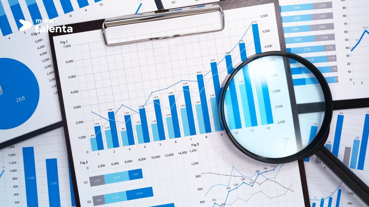 Maret 2026 bisa dibilang โdouble workload seasonโ untuk tim HR dan payroll. Di satu sisi, ada deadline SPT Tahunan Orang Pribadi pada 31 Maret 2026 yang membuat perusahaan perlu menyiapkan dan mendistribusikan Form 1721-A1 ke karyawan tepat waktu.
Di saat yang sama, HR juga sudah masuk fase persiapan dan pembayaran THR menjelang Ramadan/Idulfitri. Secara ketentuan, THR wajib dibayarkan paling lambat H-7 sebelum Hari Raya Keagamaan, sehingga di 2026 biasanya jatuh di awal hingga pertengahan Maret (sekitar 11โ12 Maret), tergantung penetapan hari rayanya.
Artinya, masa paling sibuk HR berada di awal sampai pertengahan Maret ketika payroll rutin, pajak, dan THR harus jalan paralel.
Di periode ini HR tidak hanya menghitung gaji bulanan, tapi juga mengamankan akurasi data penghasilan untuk pajak, menghadapi lonjakan pertanyaan karyawan soal pajak dan THR, serta menjaga kepatuhan terhadap deadline yang ketat.
Kalau workflow masih manual dan datanya tersebar, risiko telat, revisi, sampai non-compliance jadi jauh lebih tinggi.
Mengapa SPT Tahunan & THR Bisa Menjadi Double Workload bagi HR?
1. Payroll tetap berjalan di tengah periode pajak dan THR
Mau tidak mau, payroll bulanan tetap harus selesai tepat waktu. Masalahnya, pekerjaan SPT dan THR โmenumpangโ di atas proses payroll yang sudah kompleks.
Ketika payroll tidak bisa berhenti, tambahan proses apa pun akan terasa sebagai beban ekstra, apalagi jika masih ada banyak rekonsiliasi manual.
2. Validasi data pajak meningkat secara signifikan
Menjelang distribusi Form 1721-A1, HR perlu memastikan data penghasilan, tunjangan, dan potongan pajak benar-benar konsisten.
Di banyak perusahaan, validasi ini bisa berulang karena data payroll, absensi, dan pajak tidak sinkron. Satu angka yang berbeda saja bisa memicu koreksi berantai: hitung ulang, revisi slip, sampai revisi dokumen pajak.
3. Konsistensi data penghasilan harus dijaga
THR menambah โlapisanโ data penghasilan di periode yang sama. HR perlu menjaga keselarasan antara payroll history, kalkulasi THR, dan ringkasan penghasilan yang menjadi basis SPT.
Kalau ada komponen yang tercatat di payroll tetapi tidak masuk ke ringkasan pajak (atau sebaliknya), dampaknya bukan cuma pertanyaan dari karyawan, tapi juga potensi pembetulan administrasi.
4. Proses manual memperparah kompleksitas
Workflow manual biasanya berarti kerja lintas sistem: payroll di satu tempat, pajak di tempat lain, plus exportโimport data dan koreksi berulang.
Di minggu-minggu paling padat, proses seperti ini sering jadi bottleneck: pekerjaan terasa โtidak ada habisnyaโ karena HR menghabiskan waktu untuk mindahin data, cek ulang, dan mengejar error.
Baca juga: Panduan Bukti Potong PPh 21: Jenis, Format, Contoh, dan Cara-Caranya
Tantangan Ketika Payroll dan PPh 21 Tidak Dikelola Secara Terstruktur
Ketika payroll, pajak, dan THR dikelola dalam workflow yang tidak terstruktur, tim HR biasanya harus bekerja lebih keras untuk memastikan semuanya tetap berjalan tepat waktu.
Hal ini sering terjadi ketika payroll dan pengelolaan pajak berada di sistem atau file yang berbeda, sehingga proses validasi dan pelaporan membutuhkan banyak langkah tambahan.
Alih-alih fokus pada pengelolaan SDM atau pengambilan keputusan strategis, HR justru menghabiskan banyak waktu untuk melakukan pengecekan ulang data, rekonsiliasi manual, dan memperbaiki kesalahan administrasi.
Dalam periode sibuk seperti Maret, ketika SPT Tahunan dan THR berjalan bersamaan, ketidakteraturan ini bisa memperbesar risiko kesalahan sekaligus memperlambat seluruh proses payroll dan pelaporan pajak.
1. Data Payroll dan Pajak Tidak Sinkron
Salah satu tantangan terbesar muncul ketika data payroll dan data pajak berada di tempat yang berbeda. Dalam kondisi seperti ini, HR harus melakukan rekonsiliasi manual sebelum pelaporan pajak dilakukan.
Beberapa masalah yang sering muncul antara lain:
mismatch pada komponen penghasilan, seperti tunjangan atau bonus yang tercatat di payroll tetapi tidak tercermin di laporan pajak,
perbedaan data antara payroll history dan ringkasan penghasilan tahunan,
risiko kesalahan pelaporan pajak karena data tidak sepenuhnya konsisten.
Ketika tidak ada single source of truth, HR terpaksa menghabiskan banyak waktu untuk melakukan validasi data satu per satu. Waktu yang seharusnya digunakan untuk pengelolaan strategi HR justru tersita untuk pekerjaan administratif yang repetitif.
Dampaknya terhadap operasional cukup signifikan. Proses pelaporan menjadi lebih lambat, dan jika ditemukan perbedaan data di tahap akhir, HR harus melakukan revisi yang bisa memakan waktu tambahan.
2. Form 1721-A1 Tidak Siap untuk Didistribusikan
Form 1721-A1 menjadi dokumen penting yang harus diterima karyawan sebelum mereka melaporkan SPT Tahunan. Namun, jika perhitungan PPh 21 belum benar sejak awal, proses distribusi dokumen ini sering kali tertunda.
Dalam praktiknya, HR mungkin perlu melakukan beberapa langkah tambahan seperti:
merevisi perhitungan pajak,
mengedit form secara manual,
memperbaiki data penghasilan sebelum dokumen bisa dibagikan.
Proses ini tidak hanya menambah beban kerja HR, tetapi juga bisa menyebabkan keterlambatan distribusi Form 1721-A1. Padahal, banyak karyawan sudah menunggu dokumen tersebut untuk melaporkan SPT Tahunan mereka sebelum deadline.
3. Tidak Ada Kepastian Perhitungan Pajak Sudah Benar
Tidak semua perusahaan memiliki tax specialist di dalam tim HR atau payroll. Dalam banyak kasus, HR harus mengelola perhitungan PPh 21 dengan mengandalkan pengalaman atau referensi internal.
Situasi ini sering menimbulkan ketidakpastian, seperti:
apakah perhitungan pajak sudah sesuai dengan regulasi terbaru,
apakah semua komponen penghasilan sudah dihitung dengan benar,
apakah ada kesalahan yang baru akan ditemukan setelah pelaporan dilakukan.
Ketidakpastian inilah yang membuat periode Maret terasa sangat berat bagi banyak tim HR. Selain harus menyelesaikan payroll dan THR, mereka juga harus memastikan bahwa seluruh perhitungan pajak sudah benar sebelum dokumen dibagikan kepada karyawan.
4. Risiko Keterlambatan dan Penalti DJP
Semua tantangan di atas pada akhirnya bermuara pada satu konsekuensi yang sama: meningkatnya risiko keterlambatan pelaporan.
Deadline pelaporan SPT Tahunan dari DJP bersifat ketat. Ketika workflow payroll dan pajak masih manual, setiap tahap proses akan memakan waktu lebih lama.
Masalahnya, periode ini juga bertepatan dengan proses perhitungan dan pembayaran THR. Ketika dua proses besar ini berjalan bersamaan, tekanan operasional pada tim HR meningkat secara signifikan.
Semakin panjang workflow yang harus dilalui, semakin besar pula kemungkinan terjadi keterlambatan pelaporan. Dampaknya tidak hanya pada administrasi internal, tetapi juga dapat menimbulkan konsekuensi yang lebih luas, seperti:
potensi penalti dari DJP,
reputasi kepatuhan perusahaan terhadap regulasi pajak,
peningkatan tekanan audit dan pemeriksaan administratif.
Karena itu, banyak organisasi mulai menyadari bahwa pengelolaan payroll dan PPh 21 perlu dilakukan secara lebih terstruktur agar periode SPT Tahunan tidak lagi menjadi beban operasional yang berat bagi tim HR.
Strategi Mengelola SPT Tahunan dan THR Sekaligus Tanpa Menjadi Beban Tambahan bagi HR
Periode SPT Tahunan dan pembayaran THR memang hampir selalu beririsan setiap tahun. Artinya, double workload bagi HR sering kali tidak bisa dihindari sepenuhnya.
Namun, beban tersebut sebenarnya bisa dikelola dengan lebih baik melalui workflow yang terstruktur dan pengelolaan data yang konsisten.
Alih-alih menyelesaikan semuanya secara bersamaan di satu waktu, HR dapat mengatur proses payroll, pajak, dan THR dalam beberapa fase kerja yang lebih terencana.
Dengan pendekatan ini, pekerjaan tidak menumpuk di satu titik waktu, sehingga tim HR tetap dapat menjaga akurasi data sekaligus memenuhi seluruh kewajiban operasional tepat waktu.
1. Susun Timeline Berdasarkan Deadline Operasional
Salah satu langkah paling penting adalah menyusun timeline kerja yang mengikuti deadline operasional yang ada.
Dalam konteks bulan Maret 2026, HR akan menghadapi dua tanggal penting:
Deadline pembayaran THR sekitar 11โ12 Maret
Deadline pelaporan SPT Tahunan pada 31 Maret
Dengan memahami dua titik waktu ini, workflow HR dapat dibagi ke dalam beberapa fase agar pekerjaan lebih terstruktur.
Fase 1 โ Akhir Februari hingga Awal Maret
Pada fase ini, fokus utama HR adalah memastikan data payroll tahunan sudah siap menjadi dasar pelaporan pajak. Beberapa aktivitas yang biasanya dilakukan antara lain:
finalisasi data payroll tahunan,
menghitung dan memvalidasi THR sesuai kebijakan perusahaan,
melanjutkan validasi data pajak yang sudah berjalan sejak bulan sebelumnya,
mulai mendistribusikan Form 1721-A1 kepada karyawan.
Distribusi Form 1721-A1 sebaiknya tidak terlalu mendekati Hari Raya, karena pada pertengahan Maret biasanya fokus karyawan sudah beralih ke persiapan Lebaran.
Fase 2 โ Pertengahan Maret
Di fase ini, HR biasanya menghadapi puncak aktivitas operasional. Beberapa pekerjaan yang muncul antara lain:
penyelesaian pembayaran THR,
meningkatnya pertanyaan karyawan terkait pajak dan THR,
validasi lanjutan data pajak jika ditemukan mismatch.
Jika timeline sudah dirancang sejak awal, HR tidak perlu memulai proses pajak dari nol pada fase ini, sehingga tekanan operasional dapat dikurangi.
Fase 3 โ Akhir Maret
Fase terakhir difokuskan pada penyelesaian pelaporan pajak. Aktivitas utama biasanya mencakup:
validasi akhir data eBupot,
monitoring konsistensi data payroll dan laporan pajak,
finalisasi submission pajak sebelum deadline DJP.
Dengan membagi pekerjaan ke dalam fase seperti ini, HR dapat menghindari situasi di mana semua pekerjaan harus diselesaikan sekaligus dalam waktu yang sangat singkat.
2. Sentralisasi Data Payroll sebagai Single Source of Truth
Strategi berikutnya adalah memastikan payroll menjadi pusat data utama (single source of truth) bagi pengelolaan pajak dan THR.
Ketika payroll menjadi basis data utama, beberapa proses penting dapat berjalan lebih sederhana. Misalnya:
payroll history dapat langsung menjadi dasar laporan pajak,
data penghasilan karyawan tetap konsisten antara payroll, THR, dan pajak,
kebutuhan rekonsiliasi manual bisa berkurang secara signifikan.
Sebaliknya, jika data tersebar di berbagai file atau sistem, HR harus terus berpindah antar dokumen untuk memastikan semua angka konsisten.
Ketika data payroll sudah terpusat, proses validasi menjadi jauh lebih cepat. HR tidak perlu lagi menghabiskan waktu untuk mencari sumber data yang benar, sehingga potensi revisi laporan juga dapat ditekan.
3. Pastikan Payroll & PPh 21 Konsisten Setiap Bulan
Banyak HR menganggap kompleksitas pajak muncul di bulan Maret. Padahal, kunci utama kelancaran proses SPT Tahunan sebenarnya terletak pada konsistensi pengelolaan payroll selama 12 bulan sebelumnya.
Jika sejak awal PPh 21 dihitung dengan benar setiap bulan, komponen penghasilan tercatat secara konsisten,
dan payroll dan pajak berasal dari satu sumber data, maka pada akhir tahun prosesnya akan jauh lebih sederhana.
Rekap penghasilan tahunan sebenarnya sudah terbentuk secara otomatis dari payroll history. Dengan kondisi seperti ini, HR tidak perlu melakukan rekonsiliasi besar-besaran di bulan Maret.
Form 1721-A1 cukup di-generate dari sistem payroll, lalu didistribusikan kepada karyawan.
Pendekatan ini membuat proses SPT Tahunan tidak lagi menjadi proyek besar yang harus diselesaikan dalam waktu singkat.
4. Minimalkan Proses Manual & Ketergantungan Individu
Banyak proses payroll dan pajak masih bergantung pada workflow manual atau bahkan hanya dikelola oleh satu orang tertentu di dalam tim HR.
Ketergantungan seperti ini dapat menimbulkan beberapa risiko operasional, seperti bottleneck ketika satu orang harus menangani terlalu banyak pekerjaan, meningkatnya risiko kesalahan karena proses manual, dan kelelahan tim HR akibat pekerjaan administratif yang repetitif.
Dalam jangka panjang, solusi yang dibutuhkan bukan hanya sistem yang lebih baik, tetapi juga workflow yang dirancang dengan benar.
Ketika proses payroll, pajak, dan THR sudah memiliki alur kerja yang jelas dan data yang terintegrasi, HR tidak perlu lagi mengandalkan proses manual yang rentan error. Tim HR dapat lebih fokus pada pengelolaan operasional dan strategi SDM, tanpa harus terbebani oleh pekerjaan administratif yang berulang setiap tahun.
Baca juga: Panduan Lengkap Cara Membuat Bukti Potong PPh 21 dan 26 di Coretax
Kelola SPT Tahunan dan THR Lebih Tenang dengan Payroll Outsourcing Mekari Talenta
Seperti yang telah dibahas sebelumnya, periode SPT Tahunan dan pembayaran THR sering menjadi fase paling menantang bagi tim HR.
Selain memastikan payroll bulanan berjalan tepat waktu, HR juga harus menjaga konsistensi data pajak, menyiapkan Form 1721-A1, serta memastikan seluruh perhitungan PPh 21 sesuai dengan ketentuan yang berlaku.
Proses pembuatan bukti potong, terutama melalui sistem seperti Coretax, memerlukan ketelitian yang tinggi. HR harus memastikan bahwa:
perhitungan PPh 21 konsisten sepanjang tahun,
masa pajak tercatat dengan benar,
data karyawan selalu akurat dan ter-update,
seluruh komponen penghasilan dan potongan pajak tercatat dengan konsisten.
Masalahnya, ketika payroll dan pajak dihitung di sistem yang berbeda, HR sering kali perlu melakukan rekonsiliasi ulang sebelum data dapat digunakan untuk membuat bukti potong.
Ketika perhitungan payroll bulanan dan rekap PPh 21 tidak berasal dari sistem yang sama, HR biasanya perlu menyusun ulang data sebelum menerbitkan bukti potong.
Proses ini bukan hanya menyita waktu, tetapi juga meningkatkan risiko revisi angka dan memicu pertanyaan ulang dari karyawan.
Mengapa Banyak HR Mulai Mempertimbangkan Payroll Outsourcing?
Dalam praktiknya, HR bukan hanya menghitung angka. HR juga bertanggung jawab memastikan compliance, konsistensi data, dan ketepatan waktu pelaporan.
Semakin kompleks regulasi pajak dan semakin besar jumlah karyawan, semakin tinggi pula risiko kesalahan jika seluruh proses payroll dan pajak dikelola secara internal tanpa dukungan ahli.
Ketika proses payroll dan PPh 21 ditangani sepenuhnya secara internal, HR sering harus menghabiskan waktu untuk memvalidasi angka payroll, melakukan koreksi data, dan memastikan kesesuaian laporan sebelum diterbitkan di Coretax.
Dalam periode sibuk seperti menjelang SPT Tahunan, beban operasional ini bisa meningkat secara signifikan.
Di sinilah banyak perusahaan mulai mempertimbangkan pendekatan berbeda: menyerahkan proses teknis payroll dan perhitungan PPh 21 kepada tim profesional, sehingga HR tetap dapat fokus pada pengawasan dan pengambilan keputusan strategis.
Salah satu solusi yang dapat membantu adalah Payroll Service dari Mekari Talenta.
Payroll Calculation Assistance
Payroll Service Mekari Talenta didukung oleh tim profesional yang membantu proses perhitungan payroll melalui sistem Talenta.
Tim ini membantu memastikan bahwa seluruh komponen penghasilan karyawan dihitung secara akurat. Termasuk juga perhitungan PPh 21 dan PPh 26 sesuai regulasi terbaru.
Dengan pendekatan ini, HR tetap memiliki kontrol terhadap proses payroll, namun beban operasional dalam menghitung dan memvalidasi data dapat dibantu oleh tim ahli.
Payslips dan Form 1721-A1 Generation
Dalam workflow payroll yang terintegrasi, payslip digital dan Form 1721-A1 dihasilkan dari proses payroll yang sama.
Artinya, data penghasilan yang tercatat setiap bulan secara otomatis menjadi dasar rekap tahunan.
Pendekatan ini memberikan beberapa keuntungan penting seperti tidak perlu menghitung ulang data pajak di akhir tahun, konsistensi antara payroll bulanan dan laporan tahunan tetap terjaga, dan risiko revisi Form 1721-A1 menjelang SPT Tahunan dapat diminimalkan.
Dengan workflow seperti ini, distribusi dokumen pajak kepada karyawan juga dapat dilakukan lebih cepat.
Employee Data Management
Akurasi payroll sangat bergantung pada data karyawan yang selalu ter-update.
Perubahan seperti status PTKP, kenaikan gaji, perubahan jabatan, atau update data pribadi dapat memengaruhi perhitungan pajak dan penghasilan karyawan.
Payroll Service Mekari Talenta membantu memastikan bahwa seluruh data karyawan tercatat rapi dalam satu sistem. Dengan pengelolaan data yang lebih terstruktur, risiko kesalahan saat membuat bukti potong pajak juga dapat ditekan.
Payroll Disbursement Support (Mekari Pa-Di)
Selain membantu perhitungan payroll, Mekari Talenta juga menyediakan dukungan dalam proses pembayaran payroll melalui Mekari Pa-Di.
Melalui layanan ini, perusahaan dapat mengelola proses distribusi gaji sekaligus koordinasi kewajiban lain yang terkait dengan payroll, seperti:
pembayaran BPJS,
pengelolaan kewajiban pajak karyawan.
Dengan dukungan ini, workflow payroll menjadi lebih terkontrol dari tahap perhitungan hingga pembayaran.
Draft Reporting Employee Tax Art 21 & 26
Payroll Service juga membantu menyiapkan draft reporting PPh 21 dan PPh 26 berdasarkan data payroll yang telah dihitung.
Draft ini dapat digunakan sebagai dasar untuk proses pelaporan di Coretax.
HR tetap menjadi pihak yang bertanggung jawab atas pelaporan final, namun proses teknis seperti penyusunan data pajak dan rekap penghasilan dapat dibantu oleh tim Payroll Service.
Dukungan e-Dabu dan SIPP
Selain payroll dan pajak, layanan ini juga mendukung administrasi ketenagakerjaan melalui integrasi dengan sistem seperti e-Dabu dan SIPP.
Dukungan ini membantu menjaga konsistensi data antara payroll perusahaan dan kewajiban BPJS Kesehatan maupun BPJS Ketenagakerjaan.
Dengan integrasi administrasi ini, payroll, pajak, dan kewajiban ketenagakerjaan dapat berjalan secara lebih selaras.
HR Bisa Lebih Fokus pada Peran Strategis
Dengan workflow payroll yang rapi sejak awal, proses pembuatan bukti potong di Coretax tidak lagi menjadi pekerjaan tambahan yang berat menjelang SPT Tahunan.
HR tidak perlu lagi menghabiskan waktu untuk rekonsiliasi data atau revisi dokumen pajak di menit terakhir.
Sebaliknya, HR dapat lebih fokus pada pengawasan strategis dan memastikan seluruh proses berjalan sesuai regulasi.
Risiko revisi data, keterlambatan pelaporan, maupun komplain karyawan pun dapat berkurang secara signifikan.
Jika ingin mengetahui bagaimana Payroll Service Mekari Talenta dapat membantu menyederhanakan proses payroll dan pajak di perusahaan Anda, Anda dapat menghubungi kami serta menjadwalkan demo atau pelajari lebih lanjut tentang Payroll Serviceย dari Mekari Talenta.