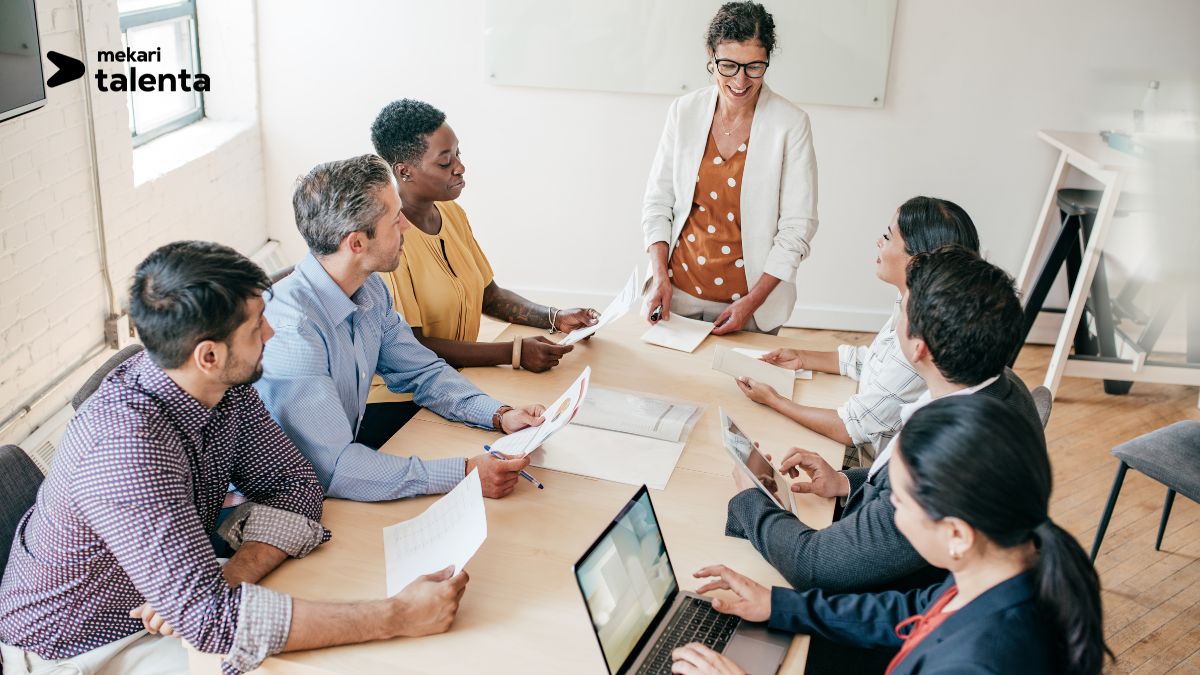 Companies can build a scalable strategy by identifying leadership gaps, standardizing development pathways, using technology to track progress, enabling continuous feedback and coaching, and aligning leadership development with business strategy and succession planning.